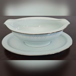 On Sale!  Noritake gravy boat with attached dish.  Excellent condition.